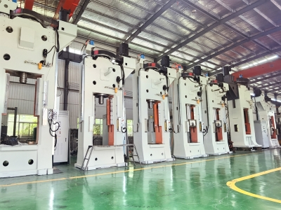 壓磚機批量發貨，場面壯觀